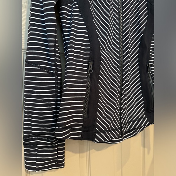 Lululemon Full Zip Jacket - Black & White Striped - Size 6 - Picture 3 of 6